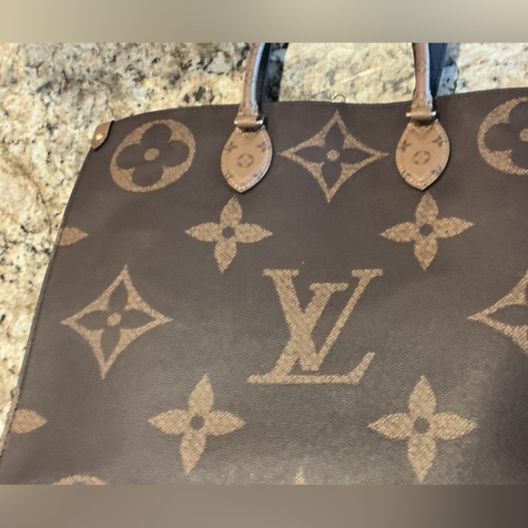 LOUIS VUITTON On The Go GM Large Monogram Tote w Original Dustbag and Bag - Picture 9 of 16